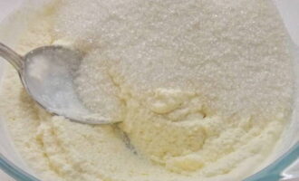 Aboqueu sucre al bol amb sèmola.