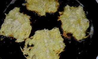 Escalfeu una paella amb oli vegetal. Poseu aquí suaument la massa de patata amb una cullera. Col·locar en una capa fina.