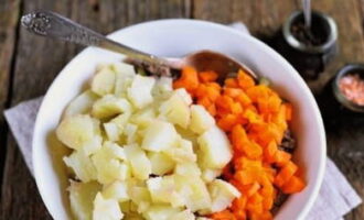Gọt vỏ khoai tây và cà rốt luộc rồi cắt thành khối vuông. Thêm vào bát salad.
