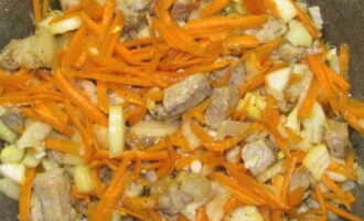 Adăugați legumele pregătite în carne.Se amestecă conținutul tigaii și se prăjește totul timp de aproximativ două minute.