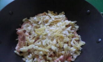 หั่นพริกหยวกเป็นเส้น โดยเอาเมล็ดออกก่อนหน้านี้ เรายังส่งผักไปที่หม้อต้มด้วย