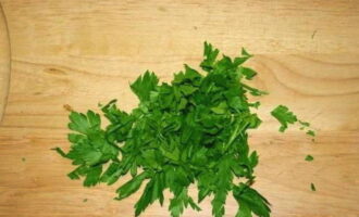 Salta och peppra salladen.Vi skickar även hackad persilja hit.