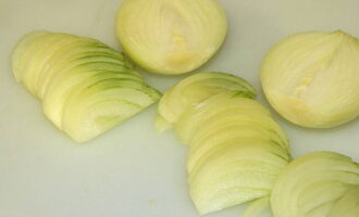 Snijd de ui in dunne halve ringen en bak deze in olie met zout en peper.