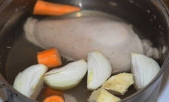 Umpleți sânul cu apă curată.Punem aici și legume, pretăiate în bucăți mari.