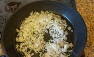 Stek löken i vegetabilisk olja tills den är mjuk.