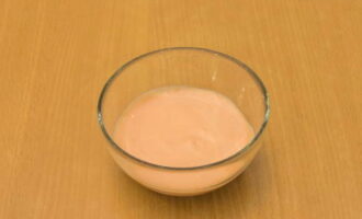 Combinați maioneza și ketchup-ul. Adăugați sare și amestecați dacă este necesar.
