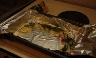 Skölj dina favoritgrönsaker. Torr. Täck en bakplåt med folie. Lägg hälften av löken och citronen på folie, med grönt ovanpå. Dill går bra.