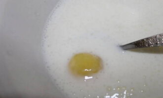 จากนั้นใส่ไข่ไก่ เกลือ และน้ำตาลตามจำนวนที่ระบุลงใน kefir ผสมให้เข้ากัน
