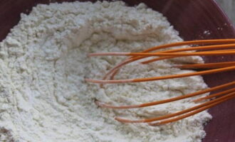 Paghaluin ang mga tuyong sangkap na may whisk.