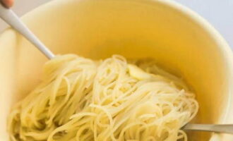 Roer met twee vorken voorzichtig totdat de boter smelt en de pasta bedekt.