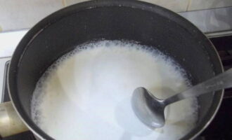 Sau khi đun sôi lại, vặn lửa xuống thật thấp. Chúng ta tiếp tục khuấy cháo.