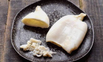 Traieu amb cura la pel·lícula de les carcasses refrigerades per dins i per fora. És ella qui fa el marisc ajustat.