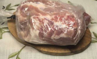 Efter den angivna tiden, linda in fläskbiten tätt i en bakningsmuff.