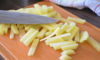 Peleu i talleu les patates a trossos petits. Ho submergim al brou després de 20 minuts de cocció de l'ordi perlat, ja que el temps de cocció del cereal és de 40 minuts.