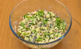 Muối salad và nêm với sốt mayonnaise. Khuấy.