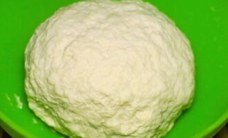 Kneed het deeg en vorm een elastische bal. Kneed het deeg en vorm een elastische bal.