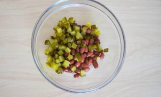 Dinadagdagan namin ang beans na may mga adobo na mga pipino.