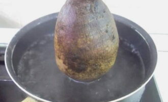 När vattnet kokar lägger du betorna i vattnet.