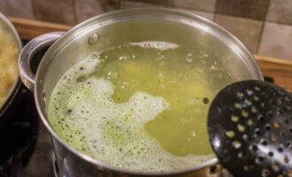 Wacht tot de bouillon weer kookt en verlaag de temperatuur iets.