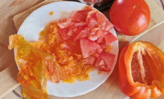 Verwijder de paprika van de steel en de kern en hak hem fijn met een rasp. Giet kokend water over de tomaten, verwijder de schil en hak ze grof.