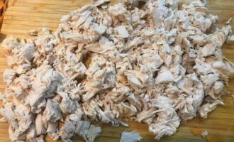 แยกเนื้อไก่ที่เย็นแล้วออกเป็นเส้นใยด้วยมือหรือใช้มีดลองสับเป็นก้อน