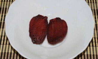 Nếu củ cải chưa sẵn sàng, hãy đặt chúng trở lại lò vi sóng trong vài phút. Sau đó để sản phẩm nguội một chút.