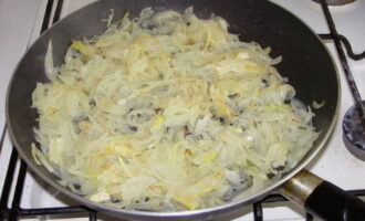 Giet wat bouillon bij de ui en laat 5 minuten koken.