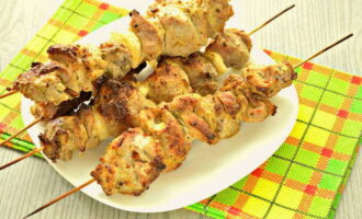 Grädda kebaberna i 50 minuter, vänd dem då och då så att tillagningsprocessen blir jämn och bitarna blir vackert brynta på alla sidor. Ta ut den gyllene kebaben från ugnen och lägg på en plåt.