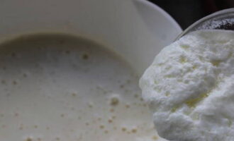 Init ang kefir sa microwave at ibuhos sa pinaghalong itlog. Haluin.