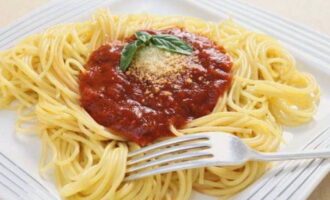 Verdeel de spaghetti in porties. Voeg je favoriete saus toe of bestrooi met geraspte kaas en geniet ervan. Eet smakelijk!