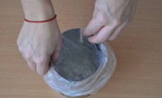 Să începem să creăm produsul în sine. Tapetați tigaia cu șuncă cu o pungă de mâncare. Un manșon de copt poate face față cu ușurință acestei funcții.