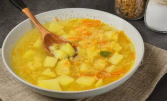 Een stevige en heerlijke zelfgemaakte soep met linzen en aardappelen is klaar. Serveer met kruiden en zure room!