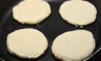 Van de resulterende klomp maken we nette platte koeken en bakken ze aan beide kanten in plantaardige olie tot ze goudbruin zijn. Van de resulterende klomp maken we nette platte koeken en bakken ze aan beide kanten in plantaardige olie tot ze goudbruin zijn.