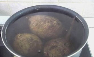 Vattnet ska täcka rotfrukterna. Koka upp igen och koka en halvtimme utan att täcka.