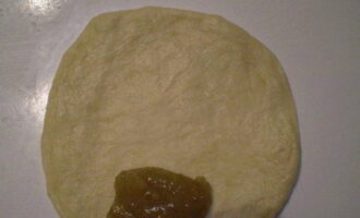 Întindeți fiecare bilă și puneți pe margine o lingură de dulceață.