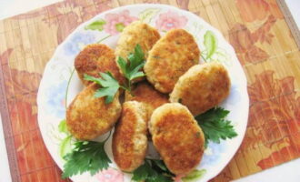เนื้อชิ้นฉ่ำพร้อมโดยไม่ต้องเติมไข่ วางบนจานและเสิร์ฟ!