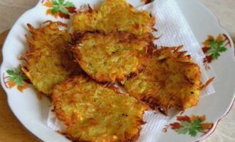 Col·loqueu les creps de patates fregides sobre una tovallola de paper per eliminar l'excés d'oli.