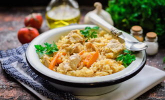 Controleer of de afgewerkte kruimelige pilaf klaar is, zet het vuur uit en laat nog 15 minuten met aroma's trekken. Verdeel vervolgens in porties en eet met plezier! Eet smakelijk!