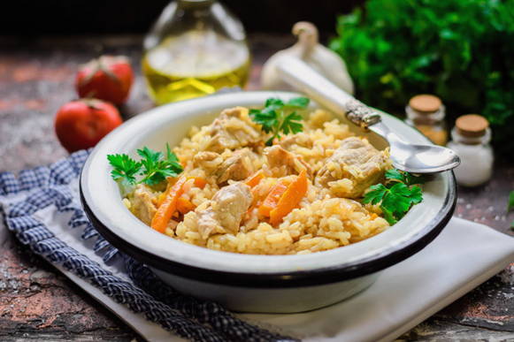 Pilaf met varkensvlees in een koekenpan