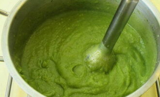 Mal de kokta grönsakerna med en mixer.