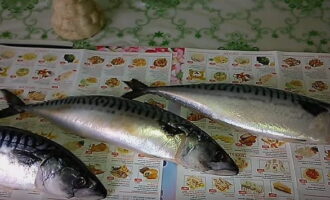 Làm thế nào để nấu một món cá thu ngon? Rã đông trước cá thu tươi đông lạnh trong điều kiện tự nhiên, tốt nhất là ở ngăn dưới cùng của tủ lạnh.
