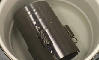 Placera den fyllda skinkpannan i en kastrull med vatten, förvärmd till 85 grader. Koka i två timmar.