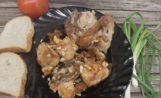 ไก่ทอดหอมกระเทียมพร้อมแล้ว วางบนจานและเสิร์ฟพร้อมกับเครื่องเคียงที่คุณชื่นชอบ
