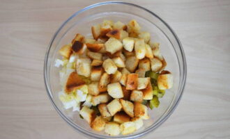 Dinadagdagan namin ang pinaghalong may mga crouton ng bawang. Asin at paminta sa panlasa, timplahan ng mayonesa at ihalo nang malumanay.