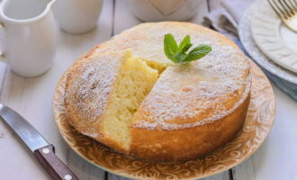 Delicate en aromatische klassieke manna met kefir is klaar. Verdeel het in porties en serveer!