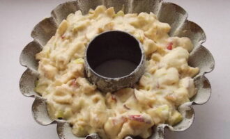 Aboqueu la barreja en un plat de forn. Enviem el tractament durant 50-60 minuts a una temperatura de 180 graus.