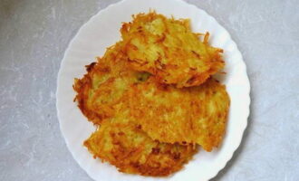 Les apetitoses creps de patates sense ous segons la recepta clàssica estan a punt. El pots servir a taula!
