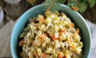 Đặt món salad Olivier thơm ngon vào một chiếc bát salad đẹp mắt.