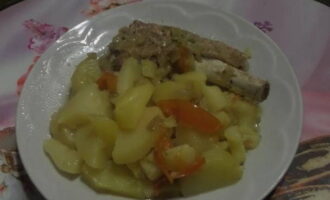khashlama เนื้อในหม้อต้มบนเตาพร้อมแล้ว เสิร์ฟและเพลิดเพลิน!