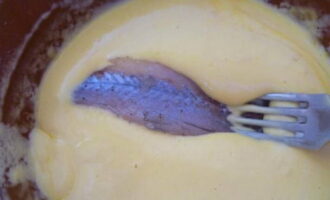 I-dredge nang maigi ang isda sa batter.